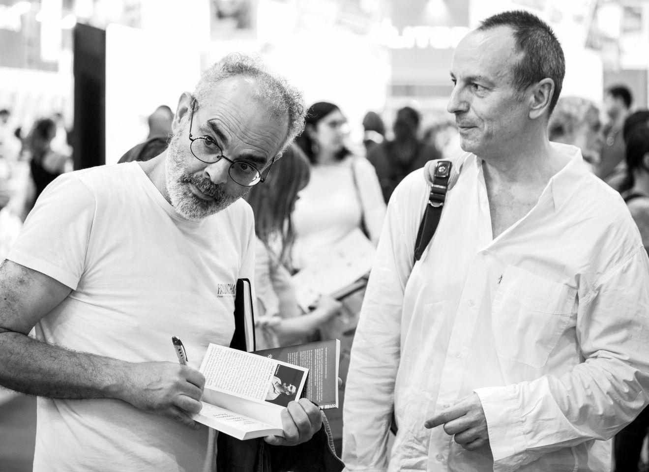 Scriitorii Gonçalo M. Tavares (stânga) și T.O. Bobe (dreapta). Foto: Ciprian Măceșaru