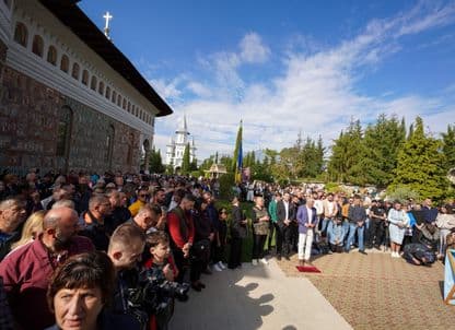 Chipul salvatorului în pantaloni albi. Cum a fost primit Călin Georgescu, judecat pentru acțiuni împotriva ordinii constituționale, de mii de români la Oradea