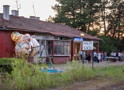 O gară nefolosită din Maramureș a fost transformată în spațiu cultural pentru comunitatea locală