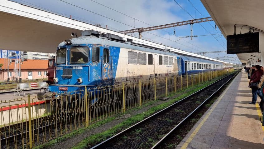 Una dintre locomotivele vechi ale CFR-ului, o priveliște obișnuită în România. Foto: Adrian Mihălțianu