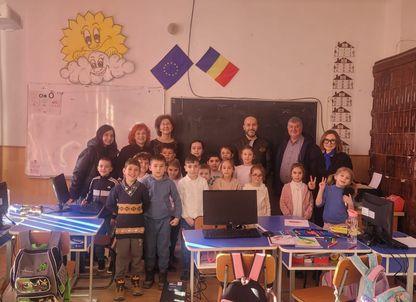 Același calculator, mai multe șanse: pentru elevii care învață să-l folosească și pentru oamenii care îl recondiționează la Ateliere Fără Frontiere