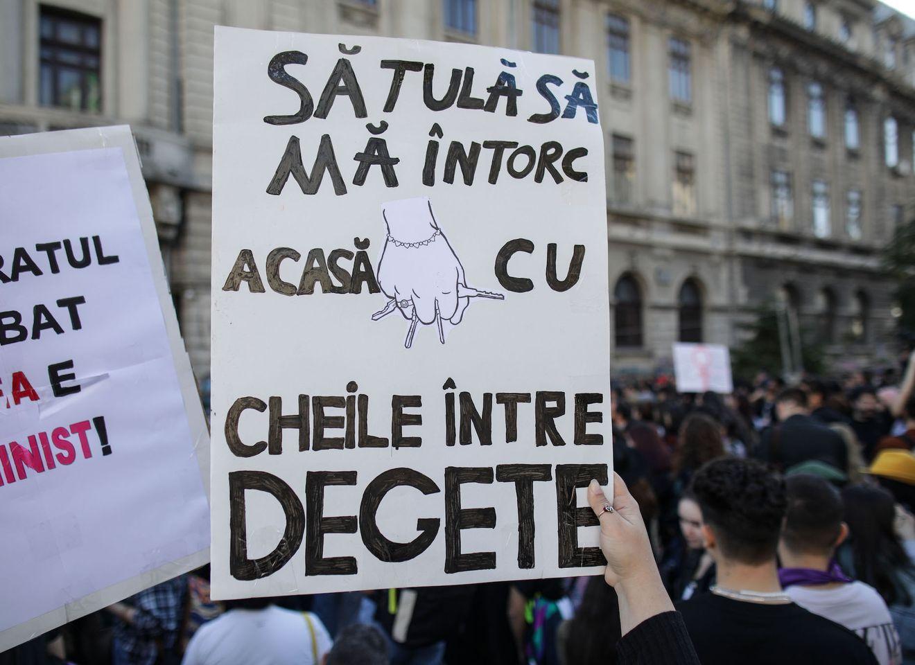 Marșul "Împreună pentru siguranța femeilor" organizat de mai multe organizații feministe pentru a atrage atenția asupra violenței îndreptate asupra femeilor, în Bucuresti, 23 octombrie 2022. Inquam Photos / Octav Ganea